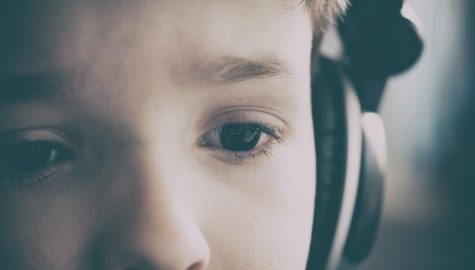 child-4563352_960 child in headphones looking slightly worried